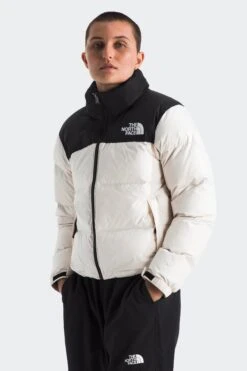 The North Face W RETRO NUPTSE(Northface Womens Retro Nuptse_white Dune Tnf Black) -Sporty Fashion 01 tnf 0013 NF0A3XEOROU MODEL34