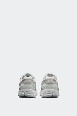 W ZOOM VOMERO 5(Nike Womens Zoom Vomero 5 Hq0458_pure Platinum Summit White Platinum Tint) -Sporty Fashion REF 2 Recovered.jpeg 0061 AURORA HQ0458 001 PHCBH000 2000