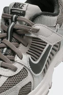 VOMERO 5 PS(Nike Little Kids Vomero 5 Hf6999_college Grey Black Cave Stone) -Sporty Fashion REF 2 Recovered 0019 AURORA HF6999 010 PHSYD001 2000
