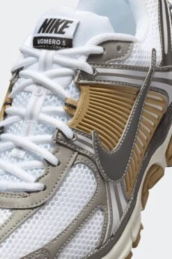 ZOOM VOMERO 5(Nike Mens Zoom Vomero 5 Fj4151_mtlc Pewter Medium Ash Parachute Beige) 14 ZOOM VOMERO 5(Nike Mens Zoom Vomero 5 Fj4151_mtlc Pewter Medium Ash Parachute Beige) -Sporty Fashion REF 2 Recovered 0021 AURORA FJ4151 006 PHSYD001 2000