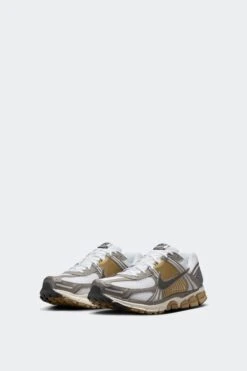 ZOOM VOMERO 5(Nike Mens Zoom Vomero 5 Fj4151_mtlc Pewter Medium Ash Parachute Beige) 11 ZOOM VOMERO 5(Nike Mens Zoom Vomero 5 Fj4151_mtlc Pewter Medium Ash Parachute Beige) -Sporty Fashion REF 2 Recovered 0123 AURORA FJ4151 006 PHCFH001 2000