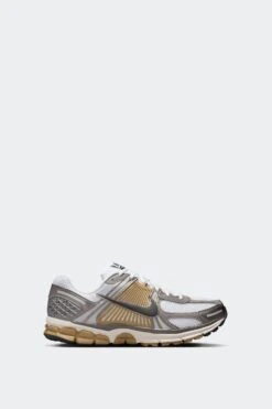 ZOOM VOMERO 5(Nike Mens Zoom Vomero 5 Fj4151_mtlc Pewter Medium Ash Parachute Beige)