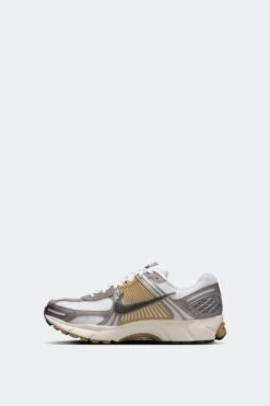 ZOOM VOMERO 5(Nike Mens Zoom Vomero 5 Fj4151_mtlc Pewter Medium Ash Parachute Beige) 10 ZOOM VOMERO 5(Nike Mens Zoom Vomero 5 Fj4151_mtlc Pewter Medium Ash Parachute Beige) -Sporty Fashion REF 2 Recovered 0127 AURORA FJ4151 006 PHSLH001 2000