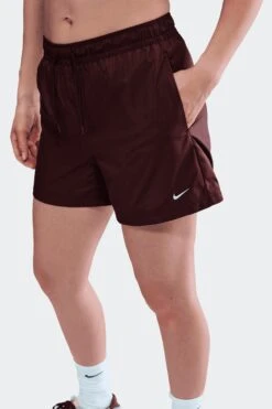 W NSW CLASSIC WOVEN SHORTS(Nike Womens Nsw Classic Wovens Fv7557_burgundy Crush Sail) -Sporty Fashion REF 2 0020 AURORA FV7557 652 PHSYMG01 2000 1
