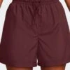 W NSW CLASSIC WOVEN SHORTS(Nike Womens Nsw Classic Wovens Fv7557_burgundy Crush Sail) -Sporty Fashion REF 2 0033 AURORA FV7557 652 PHSFM001 2000 1
