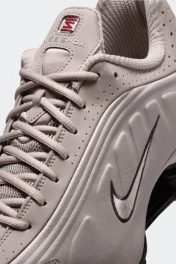 SHOX R4(Nike Mens Shox R4 Ih0265_college Grey Black University Red) -Sporty Fashion REF 2 0033 AURORA IH0265 009 PHSYD001 2000