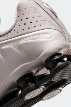 SHOX R4(Nike Mens Shox R4 Ih0265_college Grey Black University Red) -Sporty Fashion REF 2 0035 AURORA IH0265 009 PHSYD002 2000