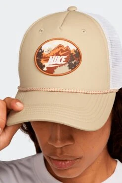RISE TRUCKER(Nike Equipment Rise Hj7133_desert Khaki White Monarch) 9 RISE TRUCKER(Nike Equipment Rise Hj7133_desert Khaki White Monarch) -Sporty Fashion REF 2 0037 AURORA HJ7133 253 PHSYM002 2000 1