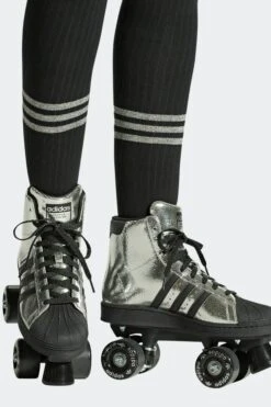 W SUPERSTAR 82 SKATE(Adidas Womens Superstar 82 Skate_silvmt Cblack Ftwwht) -Sporty Fashion REF 2 0040 JH5522 10 FOOTWEAR OnModel FrontView transparent