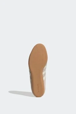 W TOKYO(Adidas Womens Tokyo_wonder Quartz Off White Gum 3) -Sporty Fashion REF 2 0057 JQ0608 4 FOOTWEAR Photography BottomView white