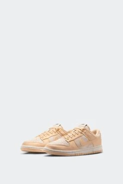W DUNK LOW(Nike Womens Dunk Low Hj5777_lt Orewood Brn Sesame University Red) -Sporty Fashion REF 2 0069 AURORA HJ5777 101 PHCFH001 2000