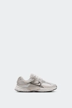 V5 RNR GS(Nike Big Kids V5 Rnr Hq6411_summit White Lt Orewood Brn Sail Black)
