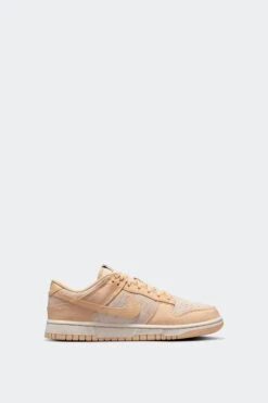 W DUNK LOW(Nike Womens Dunk Low Hj5777_lt Orewood Brn Sesame University Red)