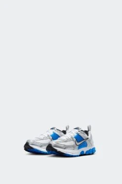 VOMERO 5 GS(Nike Big Kids Vomero 5 Hf6998_white Metallic Silver Lt Photo Blue) -Sporty Fashion REF 2 0210 AURORA HF6998 105 PHCFH001 2000