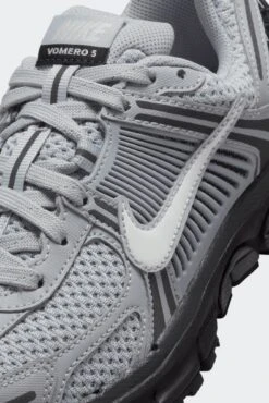 VOMERO 5 GS(Nike Big Kids Vomero 5 Hv6421_wolf Grey Summit White Black Anthracite) -Sporty Fashion Untitled 1 0002 AURORA HV6421 001 PHSYD001 2000