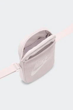 HERITAGE CROSSBODY BAG(Nike Equipment Heritage Crossbody Bag_platinum Violet Summit White) -Sporty Fashion Untitled 1 0004 Layer4 d87b7fc9 fa83 419a aa6f 973d2aabd390