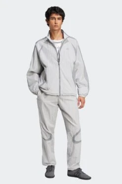 2000 TRACK TOP(Adidas Mens 2000 Track Top_gretwo Grethr) -Sporty Fashion Untitled 2 0003 JP1138 5 APPAREL OnModel WalkingView transparent