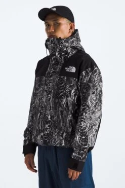 The North Face GTX MOUNTAIN JACKET(Northface Mens Gtx Mountain Jacket_tnf Black Wood Snake Print Tnf Black) -Sporty Fashion Untitled 2 0010 NF0A831M8R5 MODEL34