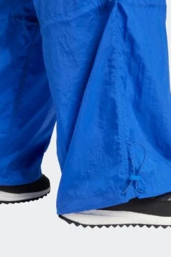 W MOON BOOT PARACHUTE PANTS(Adidas Womens Moon Boot Parachute Pants_blue) -Sporty Fashion adidasxmoonboot 0003 IY8047 8 APPAREL OnModel DetailView2 transparent