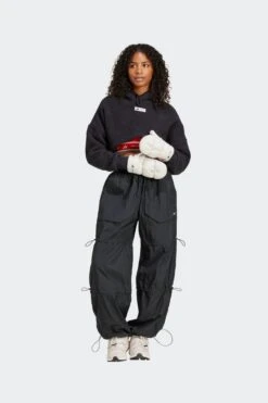 W MOON BOOT HOODIE(Adidas Womens Moon Boot Cropped Hoodie_black) -Sporty Fashion adidasxmoonboot 0019 IY8049 6 APPAREL OnModel StandardOutfitView transparent