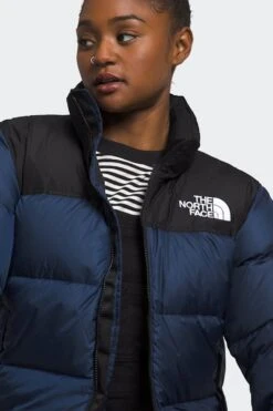The North Face W NUPTSE SHORT(Northface Womens Retro Nuptse Short_summit Navy) -Sporty Fashion coats 0002 Screenshot2024 10 07at11.37.40AM