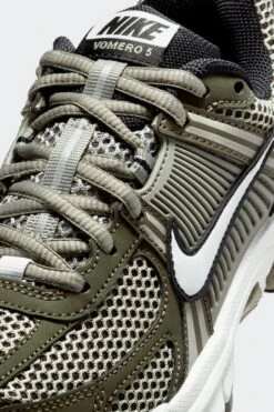 VOMERO 5 GS(Nike Big Kids Vomero 5 Hf6998_cargo Khaki Light Army Photon Dust Black) -Sporty Fashion d AURORA HF6998 300 PHSYD001 2000