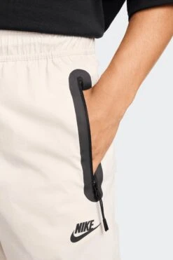 TECH WOVEN PANTS(Nike Mens Tech Hm8241_lt Orewood Brn Black) -Sporty Fashion nikepant 0015 AURORA HM8241 104 PHSYM002 2000