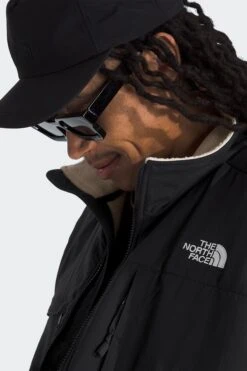 The North Face RETRO DENALI VEST(Northface Mens Retro Denali Vest_white Dune Tnf Black) -Sporty Fashion tnf 0014 NF0A88XJROU in White DuneTNF Black.png 3